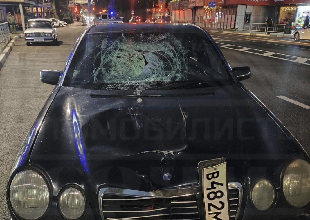 Пенсионерку сбила машина, когда она перебегала дорогу на «красный»: смертельная авария произошла в Дагомысе