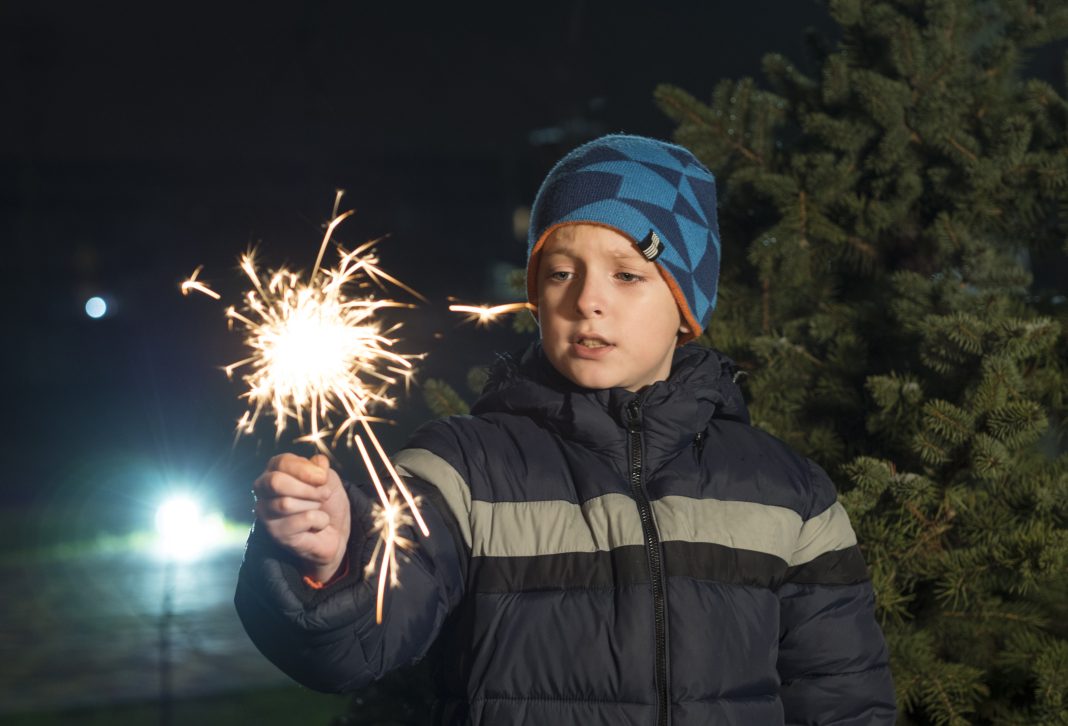 Следком возбудил уголовное дело из-за мальчика, в руках которого взорвалась петарда: инцидент произошел в Сочи
