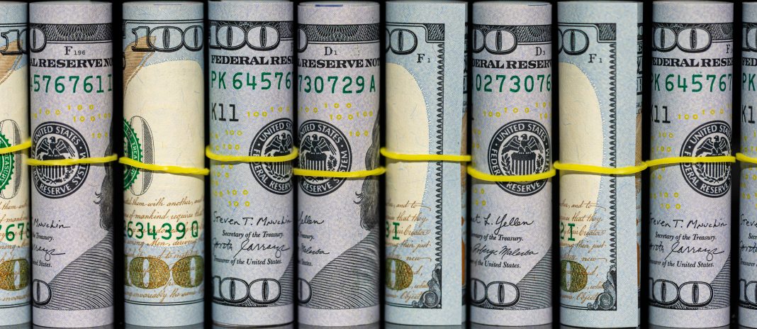 В аэропорту Сочи пресекли незаконный вывоз долларов