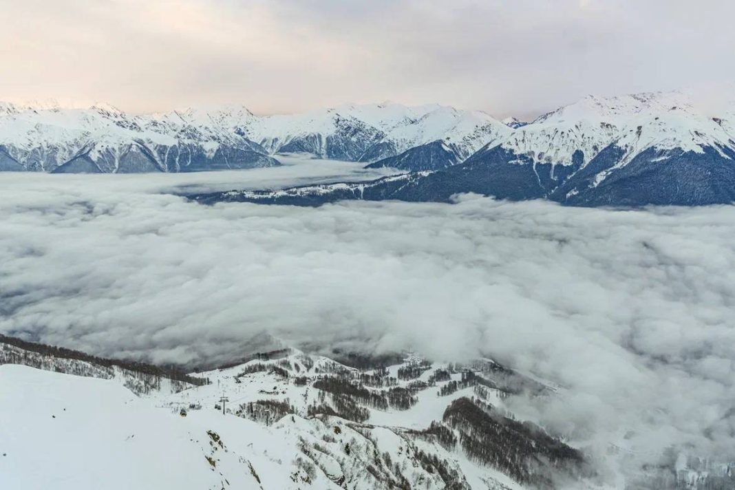 Синоптик Шувалов рассказал о том, является ли июньский снег в горах Сочи нормой