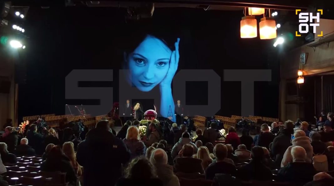 Слёзы детей и море цветов: умершая от рака актриса Добровольская собрала последний аншлаг