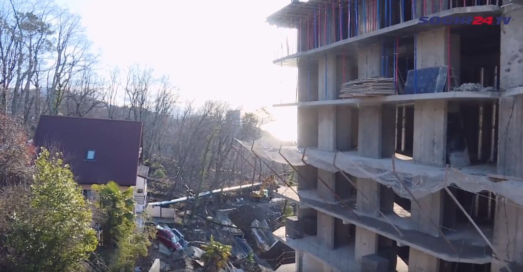 Жильё и компенсации: какую помощь получат жители дома в Сочи после обрушения стены