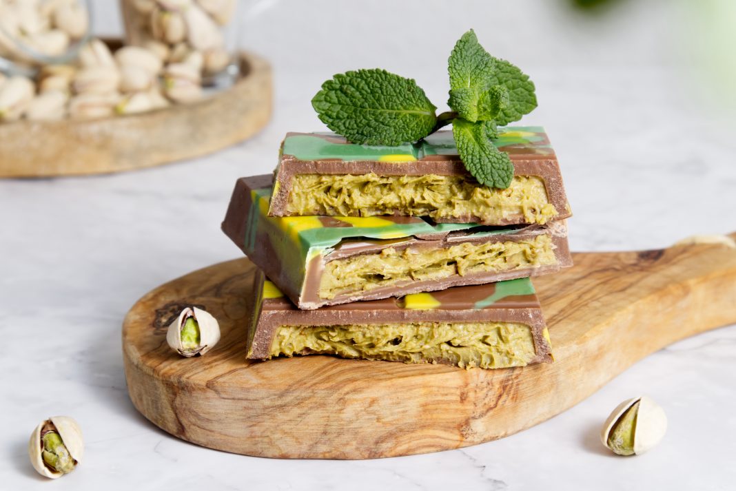 Мошенники стали обманывать людей с помощью дубайского шоколада: как себя обезопасить