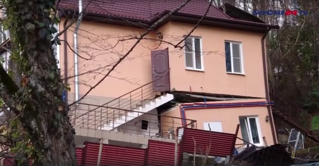 Видео сноса пострадавшего от оползня дома на Есауленко появилось в Сети