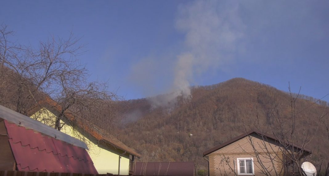 В Сочи локализовали возгорание лесной подстилки на склоне горы Кума