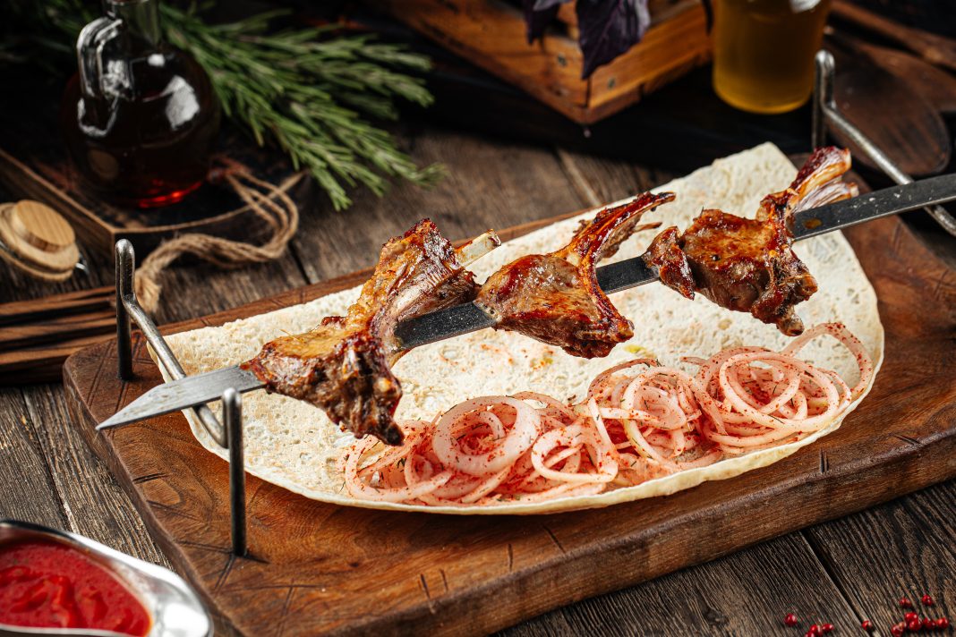 562 тысячи порций шашлыка съели 496 тысяч туристов в Сочи во время новогодних каникул