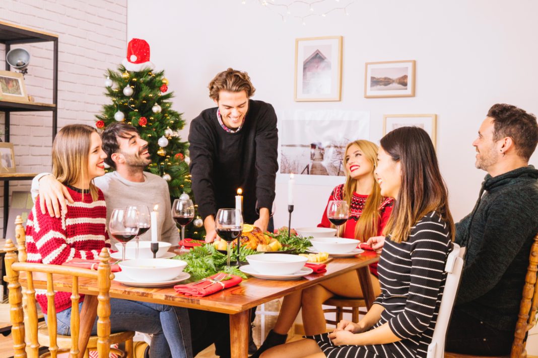 Как россияне украшают праздничный стол и что едят в новогоднюю ночь