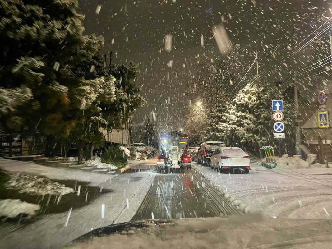 Сильные осадки в Сочи: в горном кластере устраняют последствия снегопада
