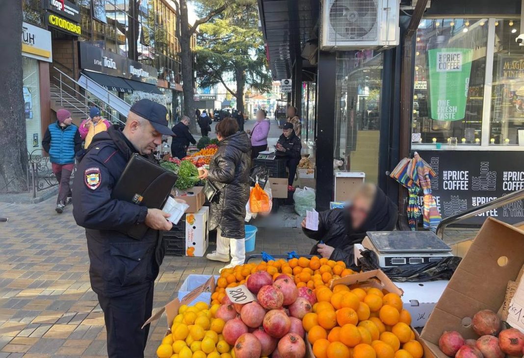 Полиция Сочи пресекла незаконную торговлю овощами и фруктами