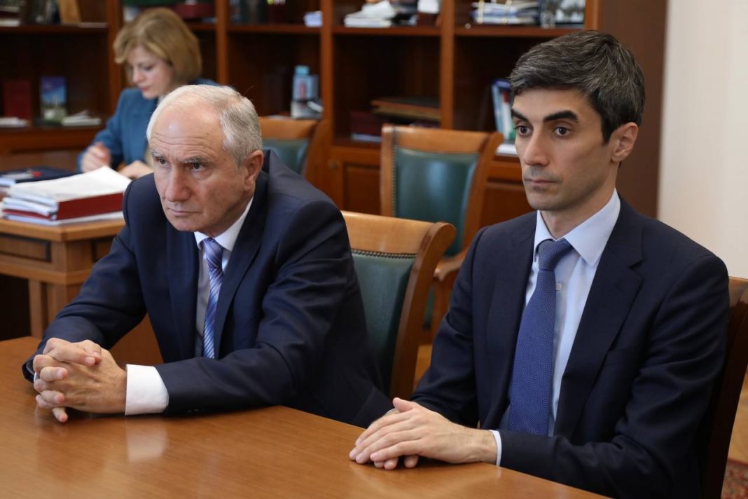 В Абхазии обязанности президента временно исполняет Валерий Бганба