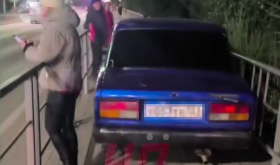 18-летний житель Сочи без прав устроил тротуарное ралли на «ВАЗ-2107»