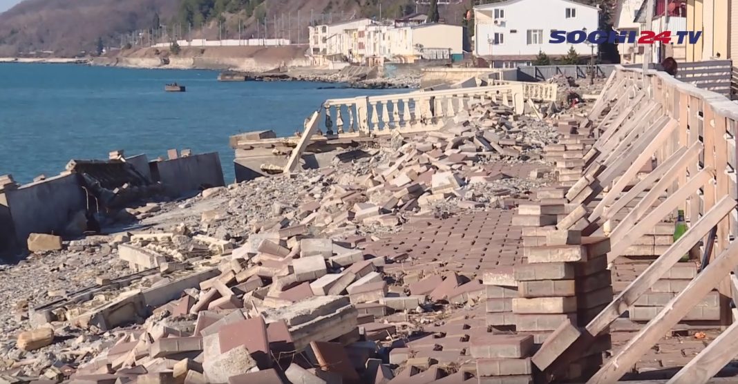 Штормы не щадят: когда жители Лоо увидят отремонтированную набережную