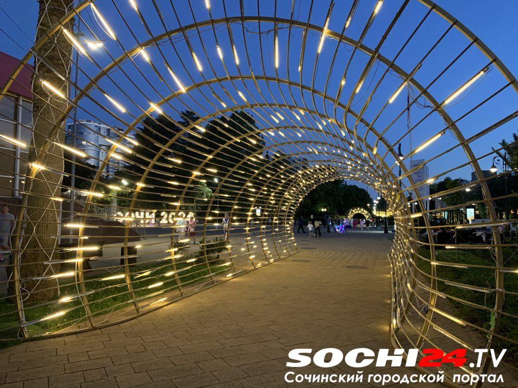 В Сочи демонтируют светодиодные арки с Навагинской улицы