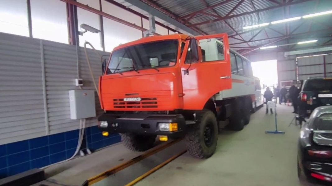 «КамАЗ» для вахтовиков с заявленными в розыск номерами обнаружили на техосмотре в Сочи