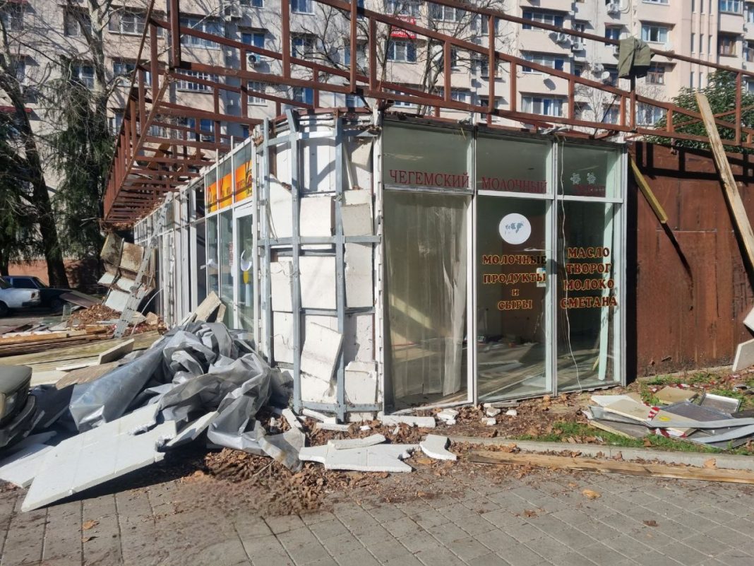 В Адлерском районе Сочи снесли нелегально построенный торговый павильон