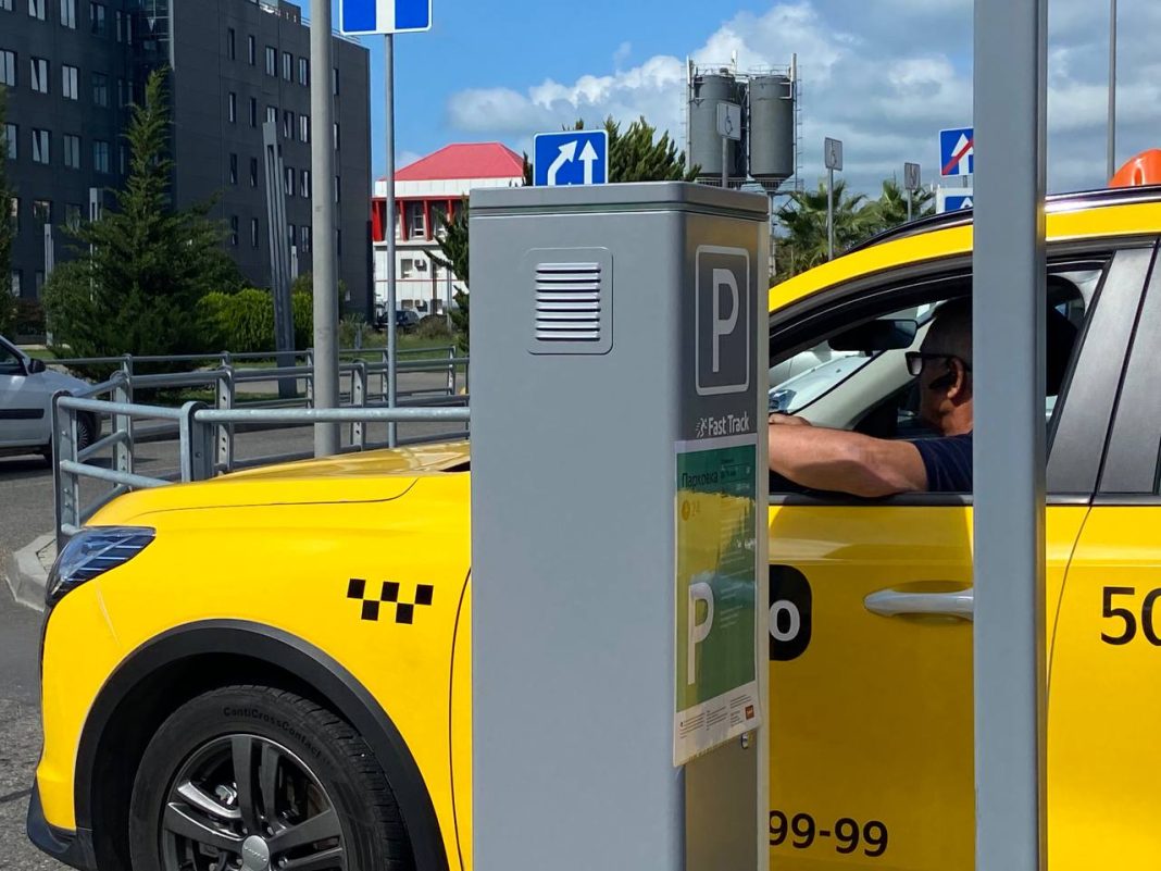 В Сочи предложили организовать бесплатные стоянки для ожидания пассажиров такси