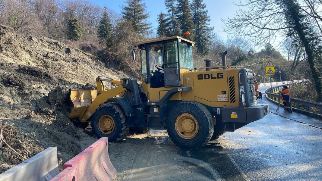Оползень на трассе Джугба-Сочи: движение перевели на реверсивный режим