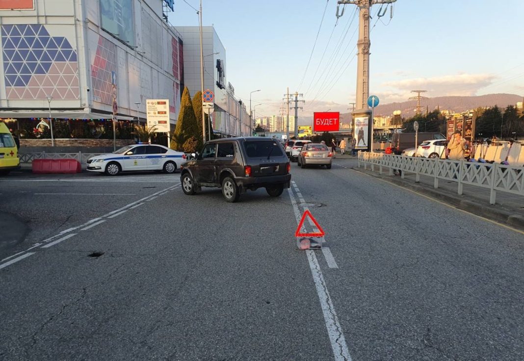 16-летняя девушка попала в больницу Сочи после столкновения питбайка с авто