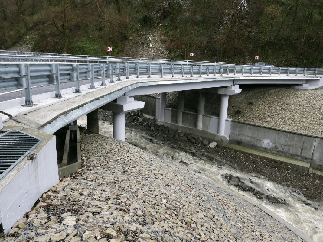 В Сочи завершена реконструкция моста через ручей к аулу Тхагапш