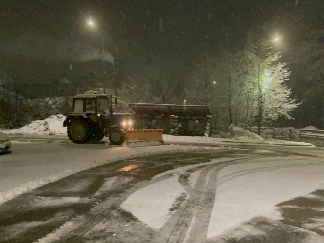 Дорожники потратили 16 тонн противогололедных материалов для расчистки дорог в горном кластере Сочи