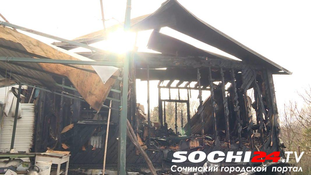 «Разбудил жену, сказал, что горим»: пожар на Видовой в Сочи уничтожил дотла имущество двух семей