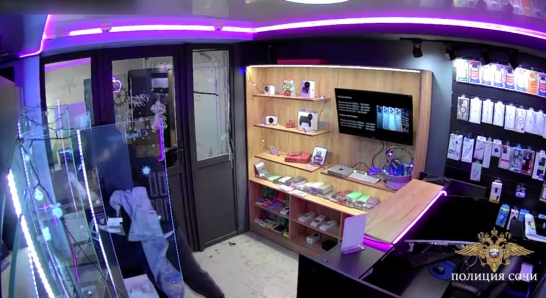 Взял три смартфона, пару наушников и «зарядки»: 23-летний гость обокрал салон связи в центре Сочи
