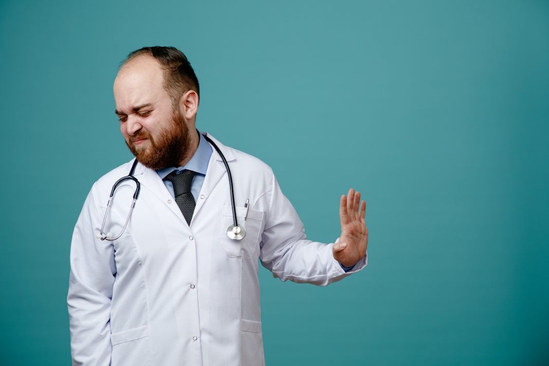 Врача-афериста схватили полицейские в Адлере: он «кинул» своих пациентов на 100 тысяч рублей