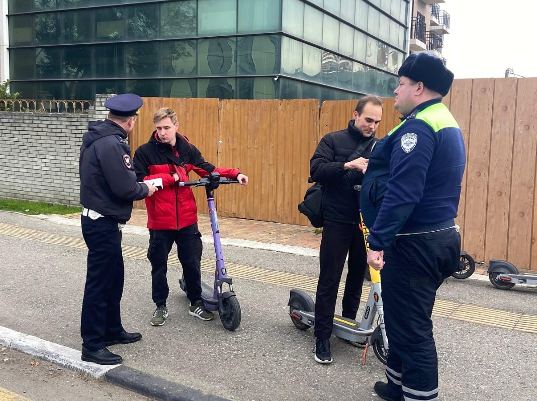 Безопасность на дорогах: в Сочи выявили 12 нарушителей правил на самокатах