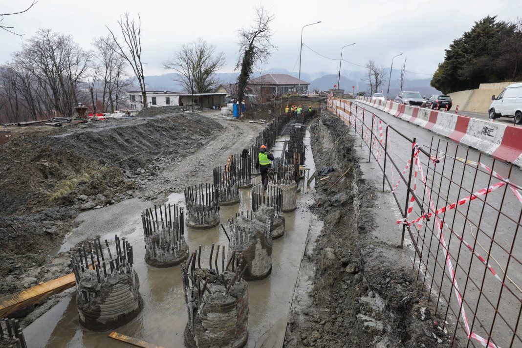 Дорожники приступили к устройству ростверка подпорной стены на Мамайском перевале