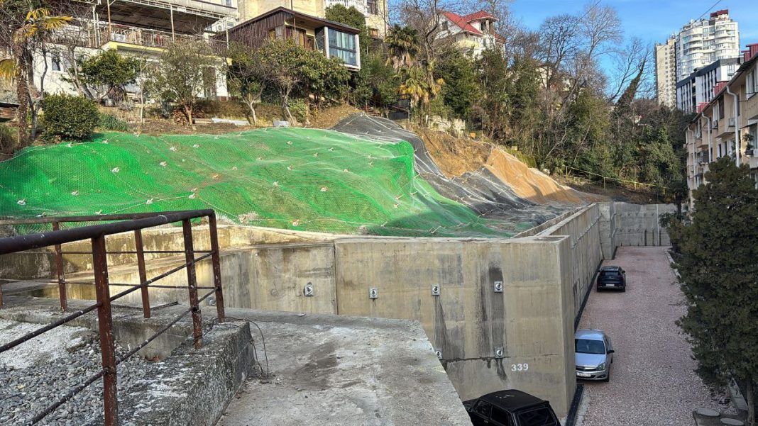 Эксперты укрепили подпорную стену на улице Цюрупы в Сочи