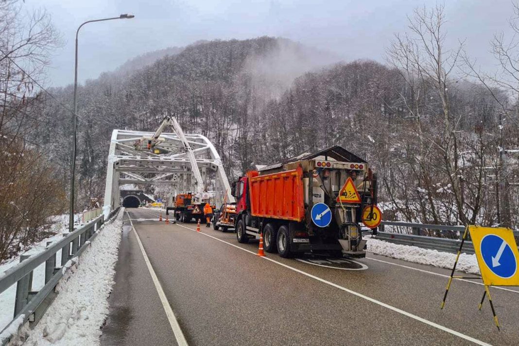 Дорожники очищают мост через реку Кепша в Красной Поляне, а ночью перекроют движение на еще одном