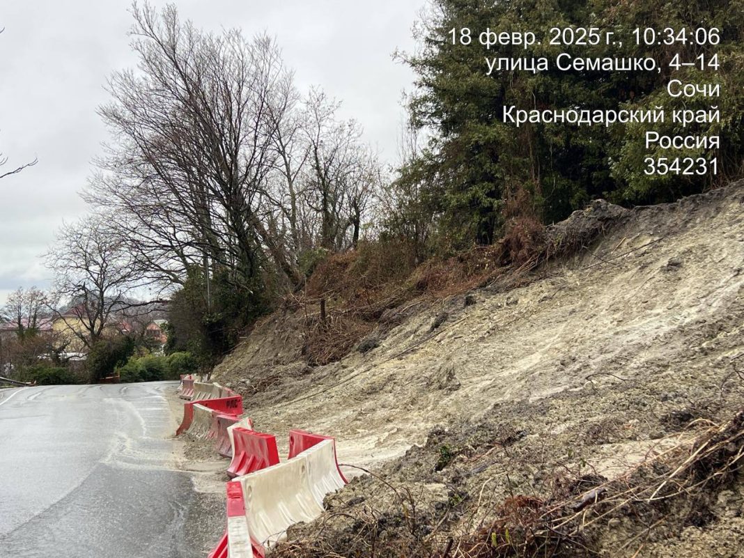 На курорте сошел грунт на трассе «Джугба-Сочи»: инцидент происходит не впервые