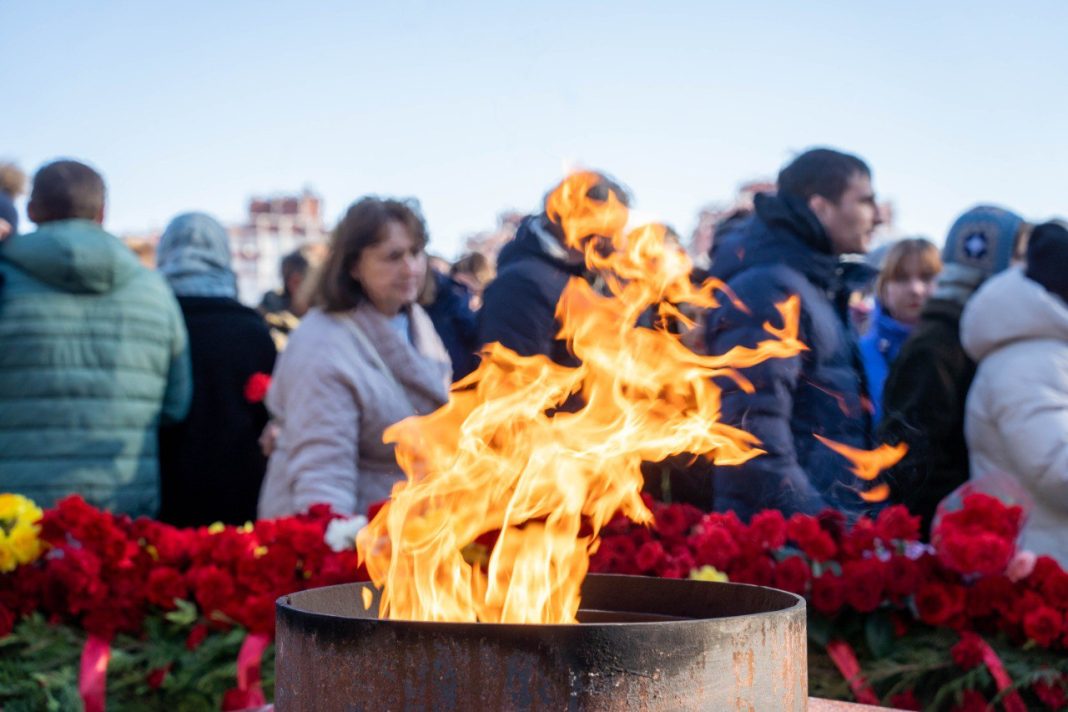 Сочинцы возложили цветы к Вечному огню и Аллее маршалов