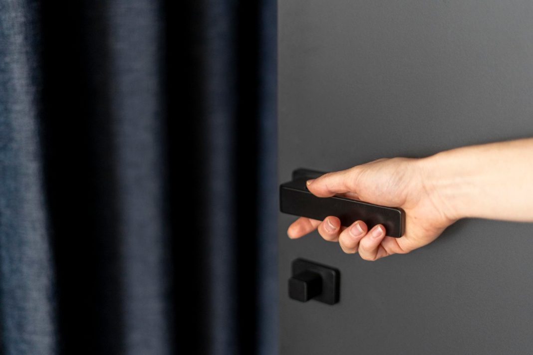 В Сочи задержали воровку-рецидивистку, обокравшую пять квартир на 140 тысяч