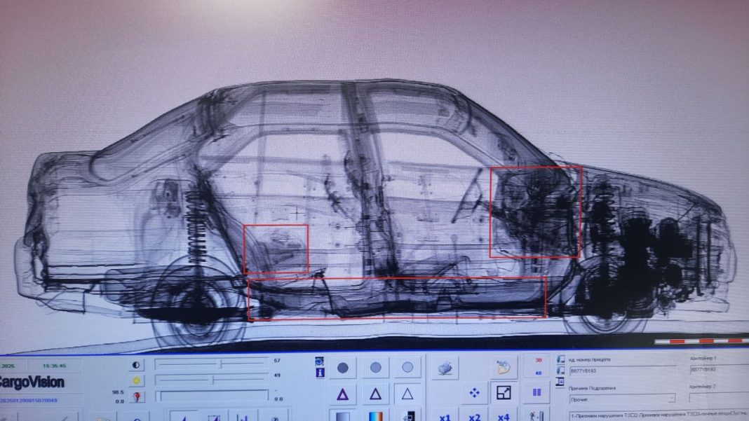 Почти 10 тыс. сигарет: сочинская таможня задержала два автомобиля с тайным контрабандным грузом