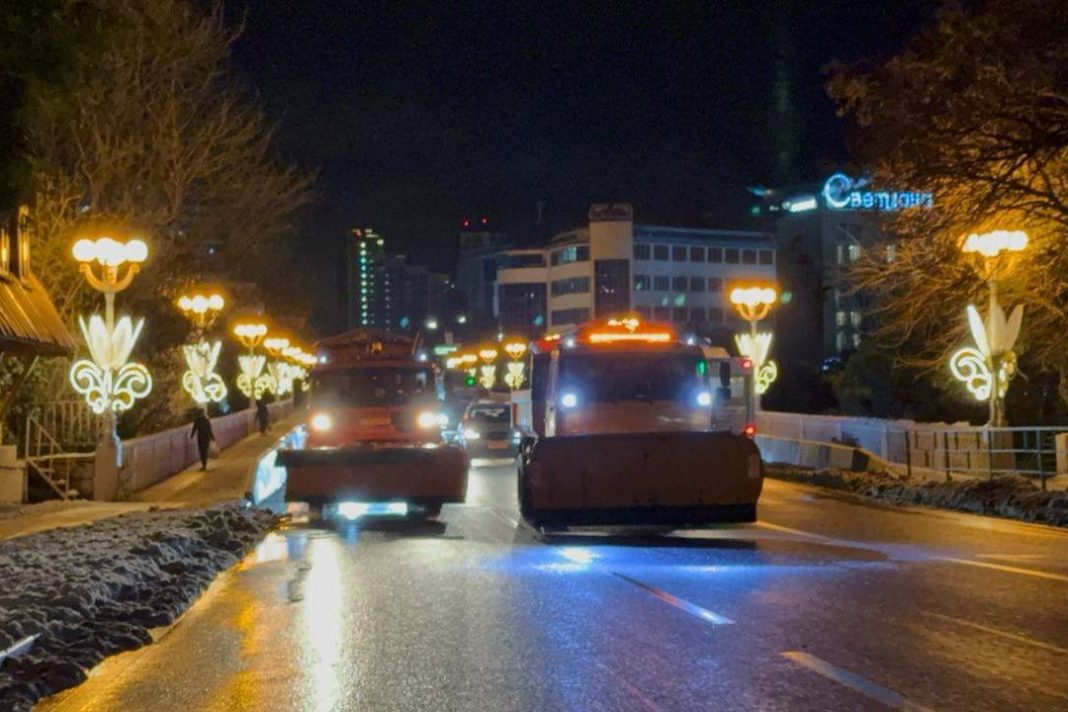 160 человек и 150 единиц техники расчищали дороги Сочи от снега этой ночью