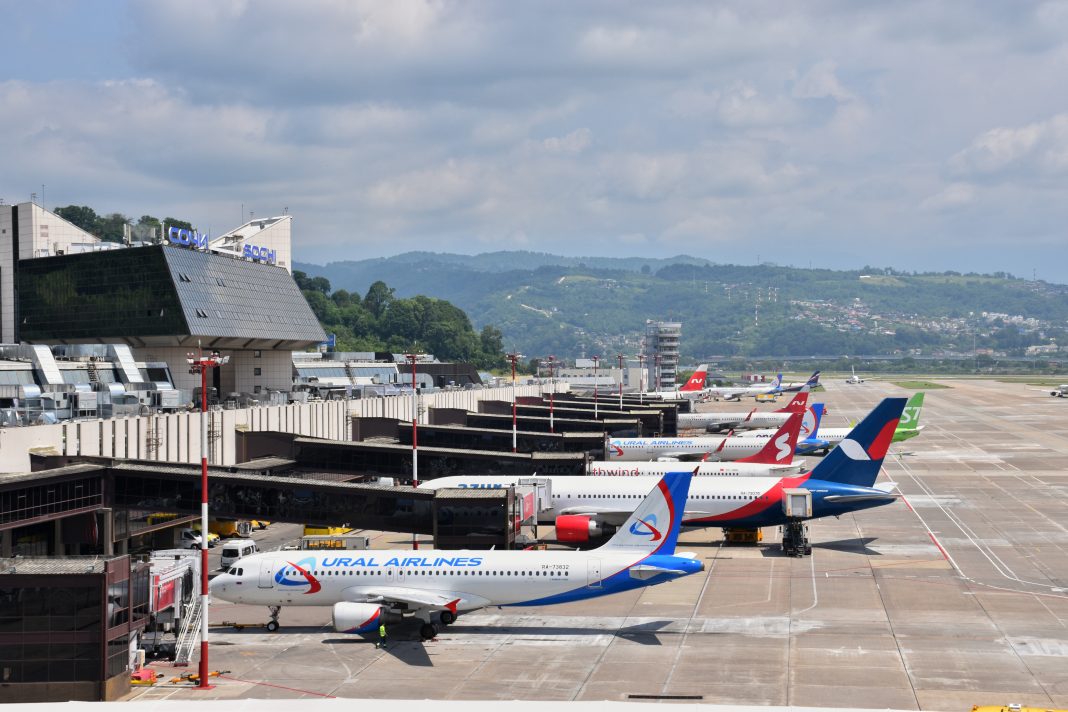 Несколько десятков рейсов задерживаются в аэропорту Сочи