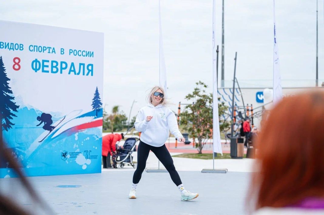 Снежки, кёрлинг и биатлон: в Сириусе отметили День зимних видов спорта