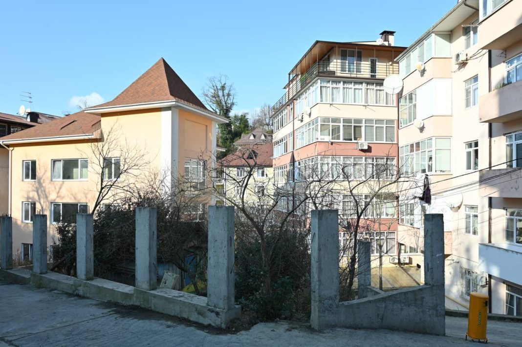 В Сочи вывезли 18 тысяч тонн грунта для укрепления склона на Макаренко