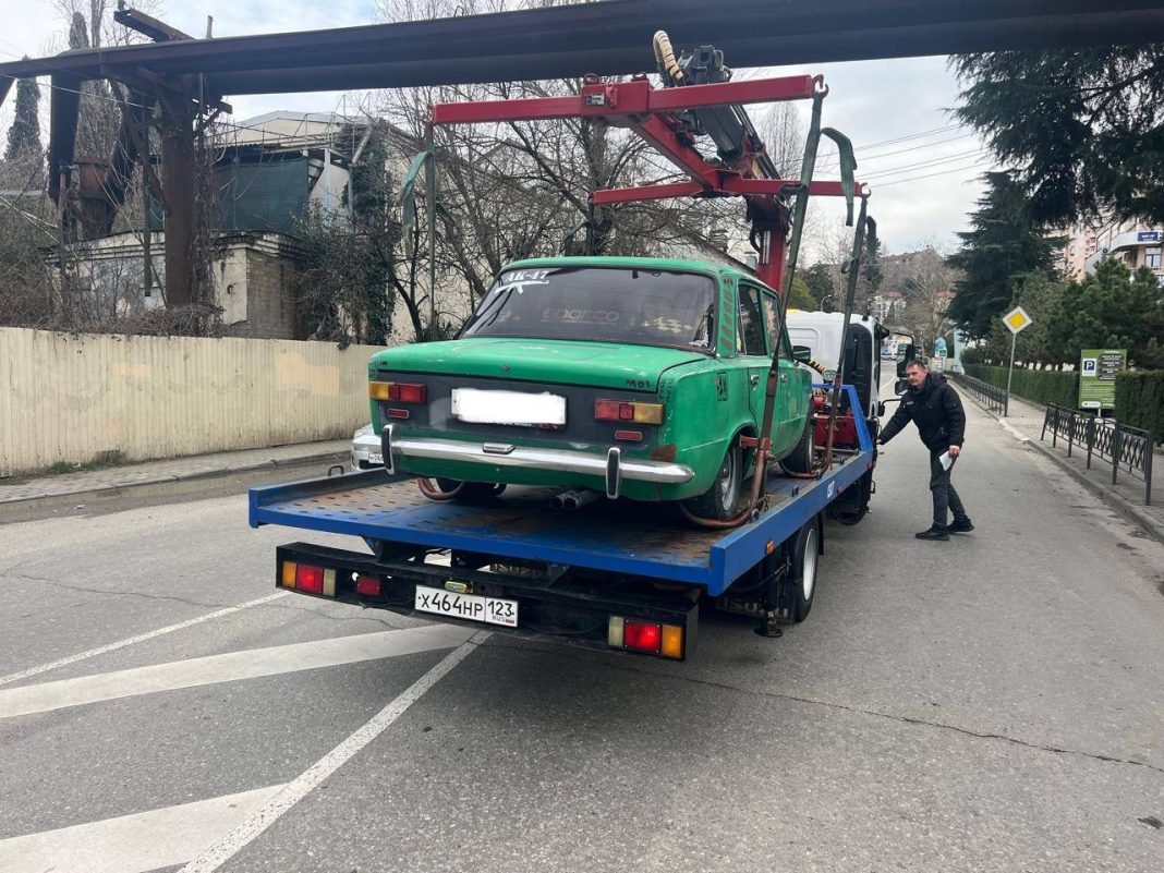 Яркий, но незаконный: в Сочи задержали «Жигули» с измененной конструкцией