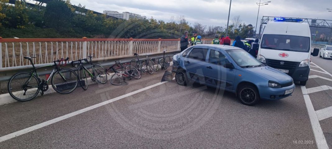 ДТП в Сириусе: легковушка врезалась в группу велосипедистов