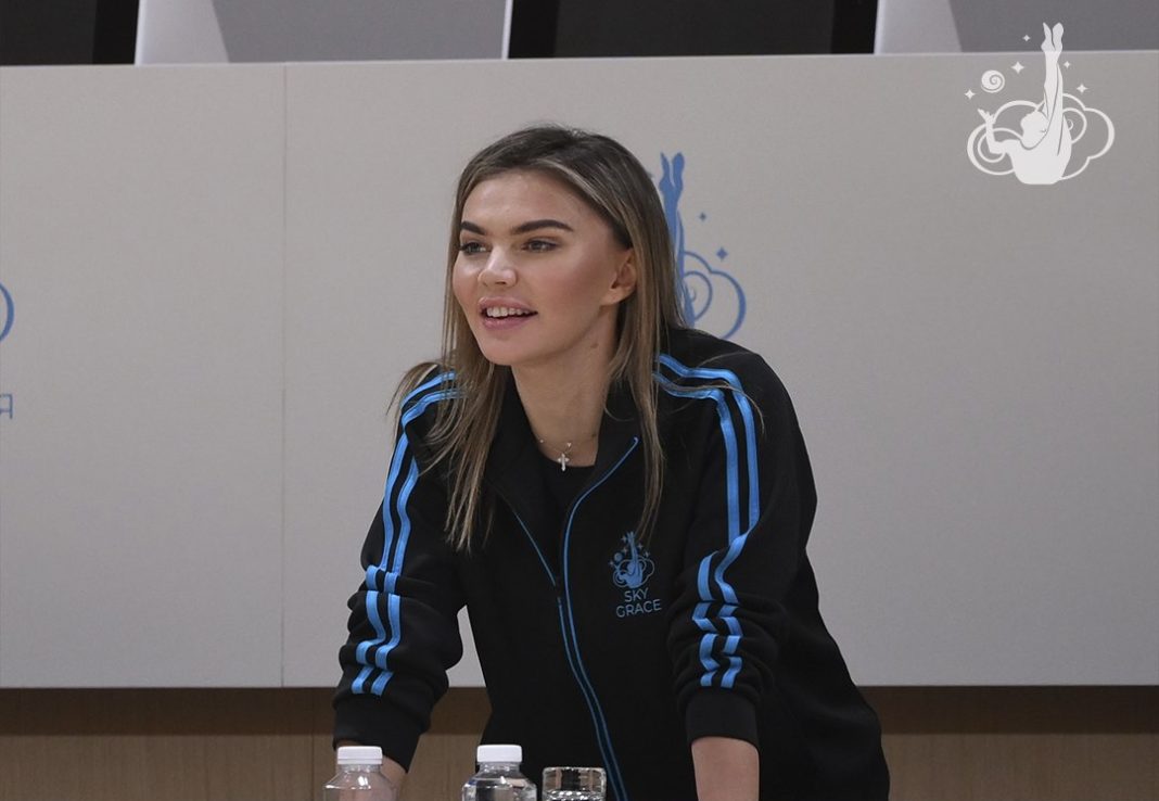 Редкое появление на публике: Алина Кабаева посетила тренировку гимнасток в Сочи
