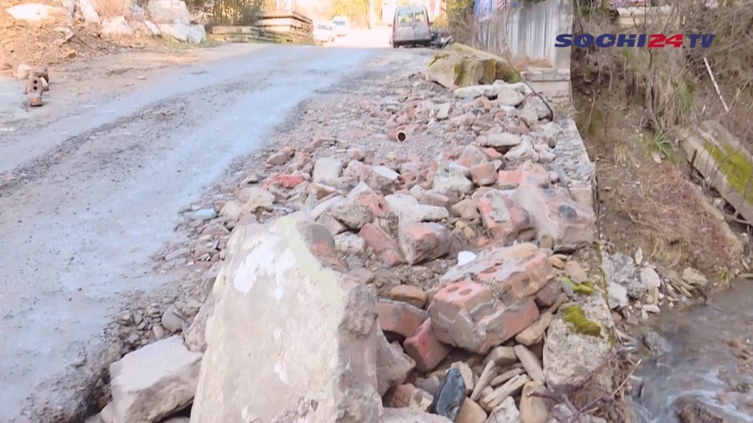 Мост в Кудепсте разрушается: 320 семей боятся оказаться в изоляции