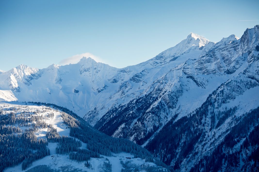 Поиски фрирайдера, попавшего под лавину в Сочи, возобновят после улучшения погодных условий