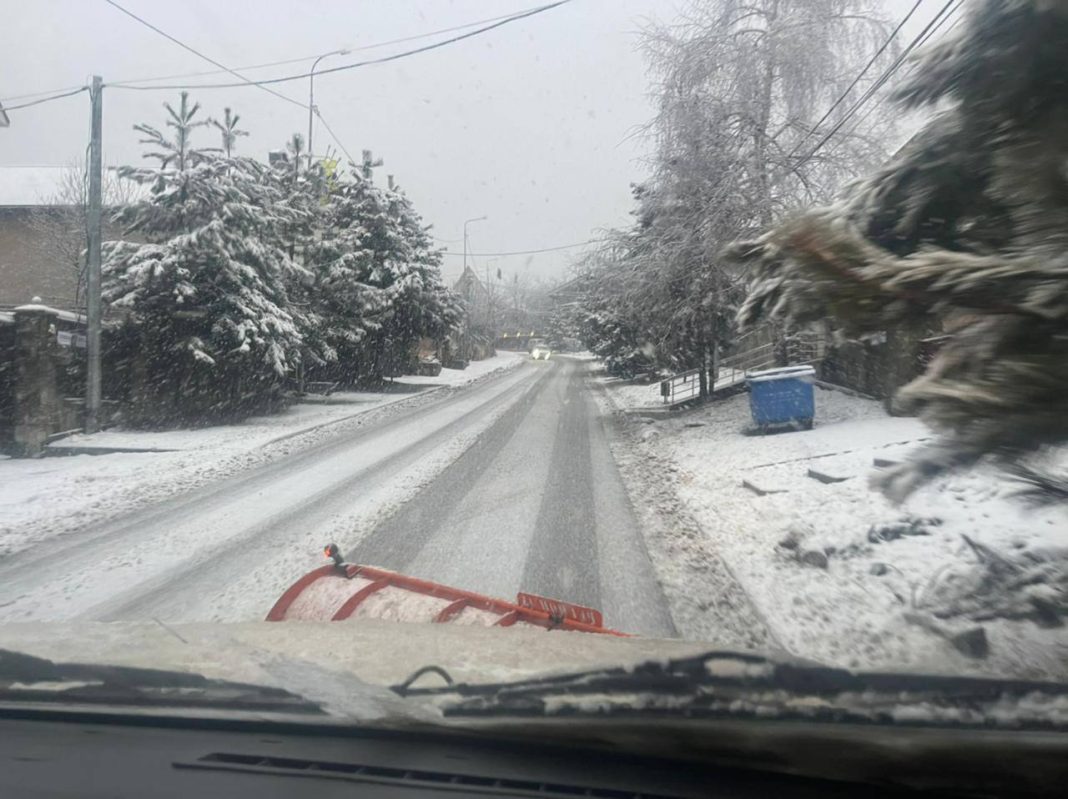 Горные дороги Сочи очищают от снега: израсходовано 13 тонн противогололедных материалов