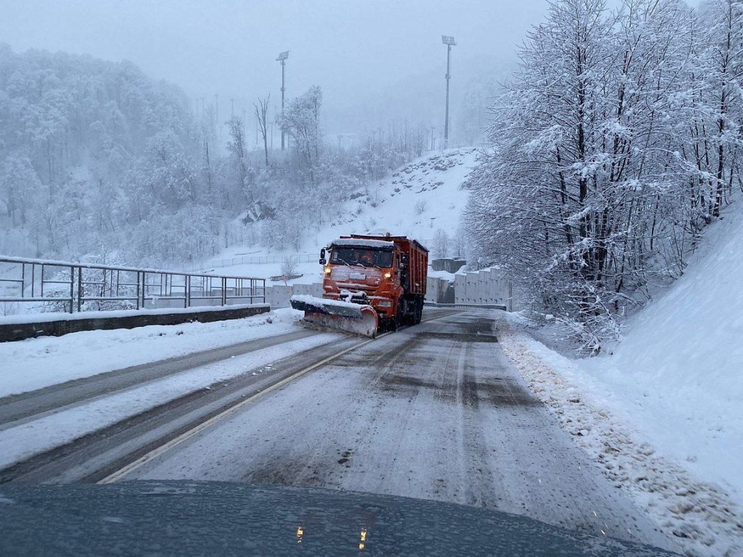 Больше 260 человек и около 150 единиц техники расчищают сочинские дороги от снега
