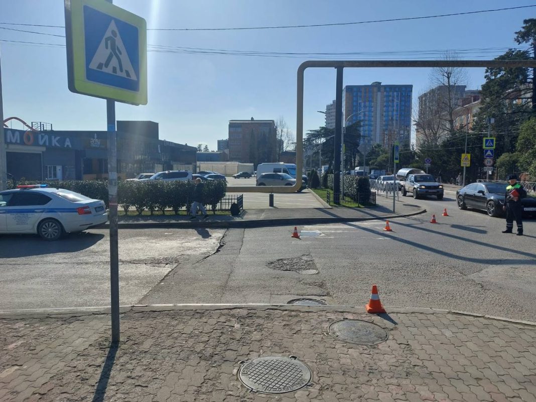 Мопед сбил 11-летнего ребенка на «зебре» в Сочи