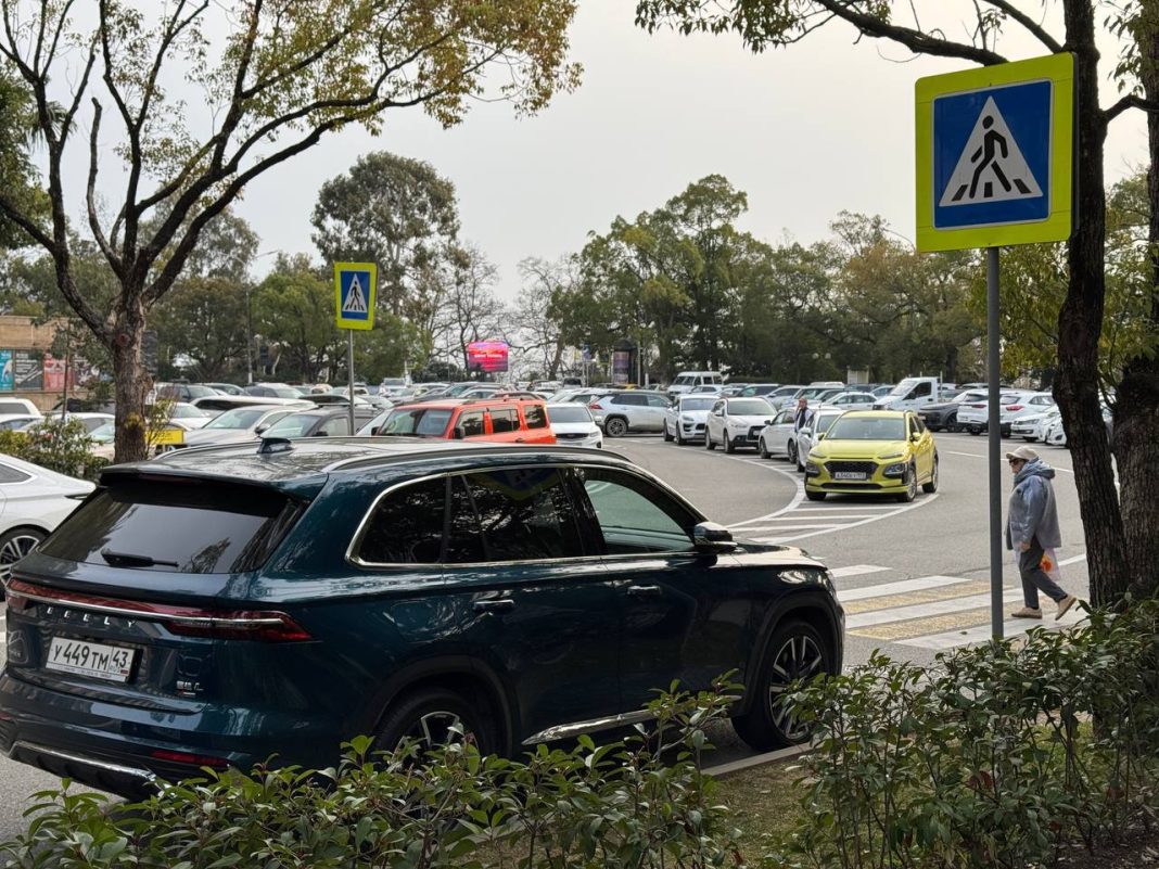 В центре Сочи появится новая платная парковка у Зимнего театра