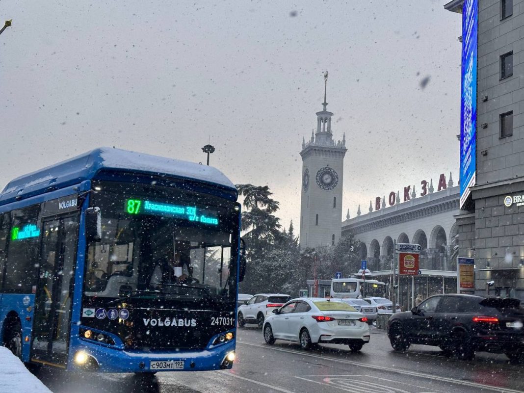Сочи накрыл снегопад: движение в городе затруднено, самолеты летают без перебоев