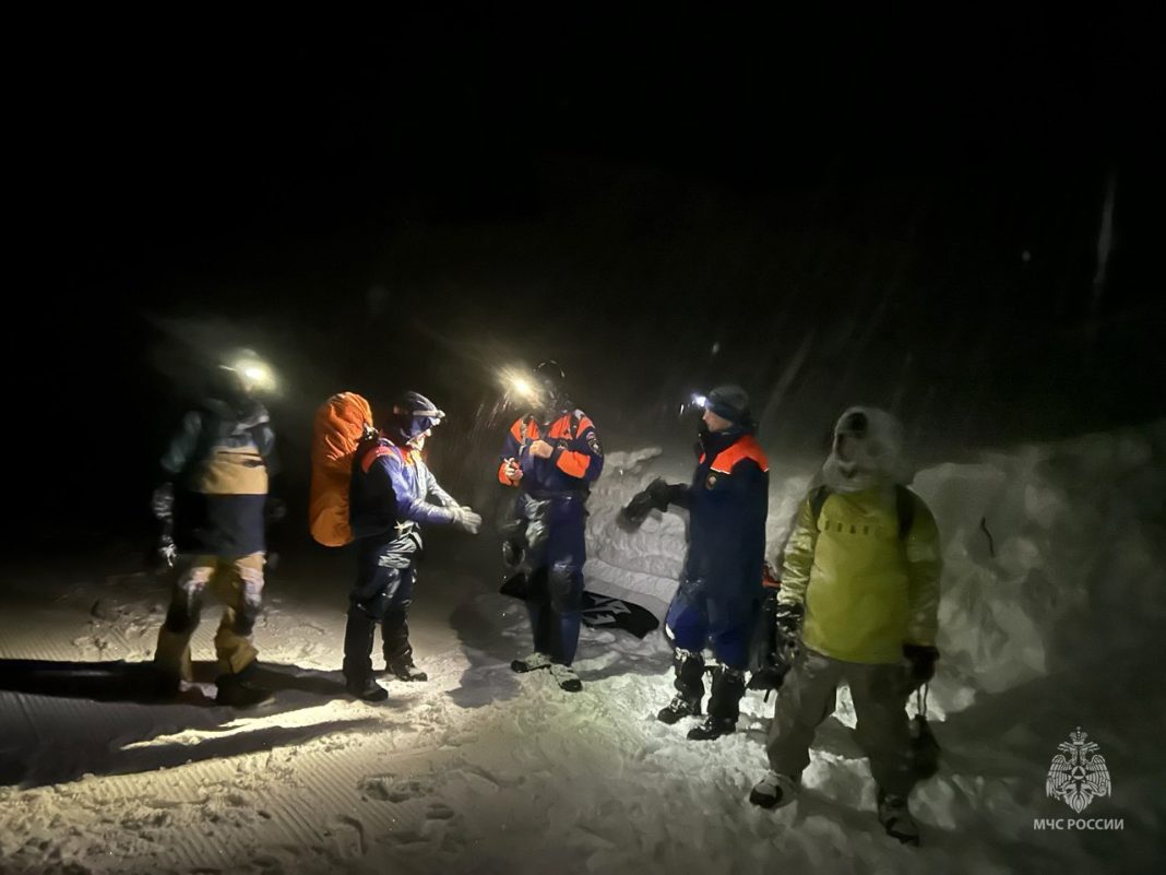 Сами пытались откопать друга: в МЧС рассказали о спасении райдеров на склоне в Сочи